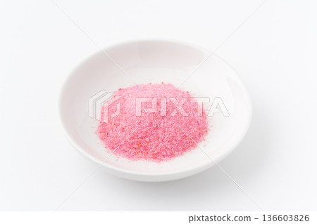 白色背景上的盤子裡的櫻花丹布 白色背景上的盤子裡的櫻花丹布 136603826