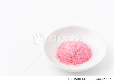 白色背景上的盤子裡的櫻花丹布 白色背景上的盤子裡的櫻花丹布 136603827