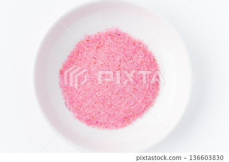 白色背景上的盤子裡的櫻花丹布 136603830