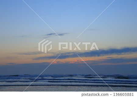 美麗的海灘日出 美麗的海灘日出 136603881