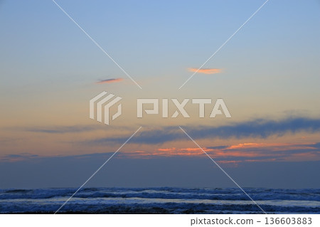 美麗的海灘日出 美麗的海灘日出 136603883