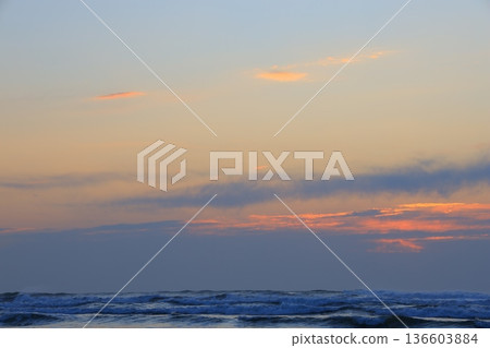 美麗的海灘日出 美麗的海灘日出 136603884
