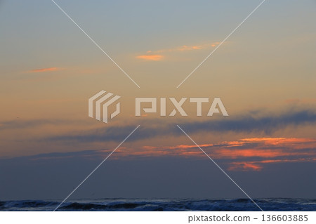 美麗的海灘日出 美麗的海灘日出 136603885