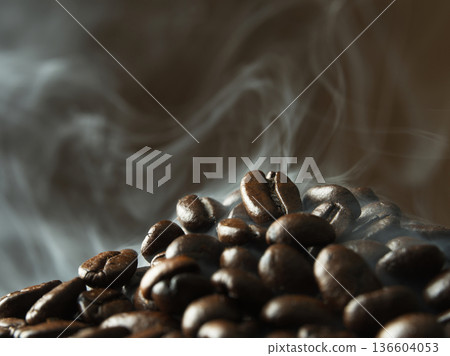 烘焙咖啡豆的特寫 烘焙咖啡豆的特寫 136604053