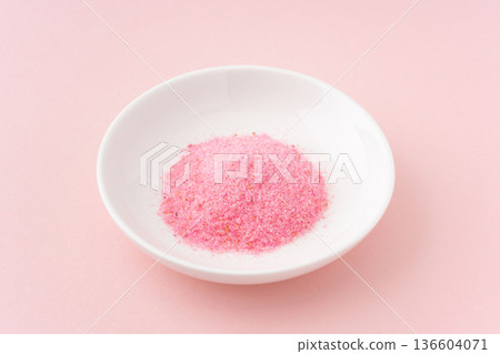 粉紅色背景的盤子裡的櫻花電布 粉紅色背景的盤子裡的櫻花電布 136604071