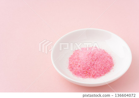 粉紅色背景的盤子裡的櫻花電布 136604072