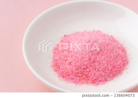 粉紅色背景的盤子裡的櫻花電布 136604073
