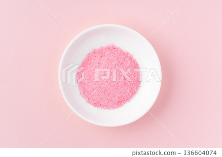 粉紅色背景的盤子裡的櫻花電布 136604074