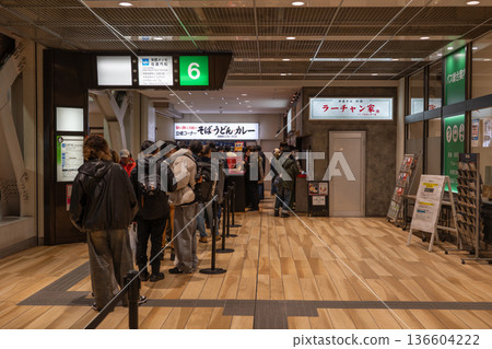 新潟市萬代巴士中心：人們排隊購買其著名的咖哩 136604222