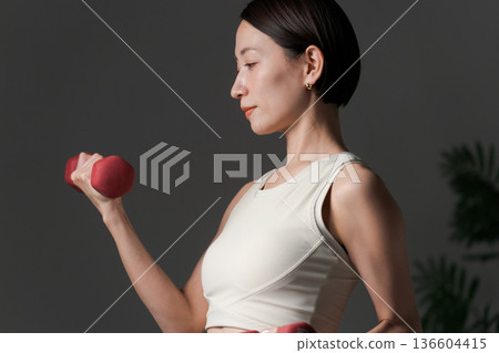 Women who train muscles with dumbbells Women who train muscles with dumbbells 136604415