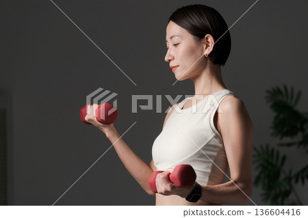 Women who train muscles with dumbbells Women who train muscles with dumbbells 136604416