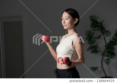 Women who train muscles with dumbbells 136604419