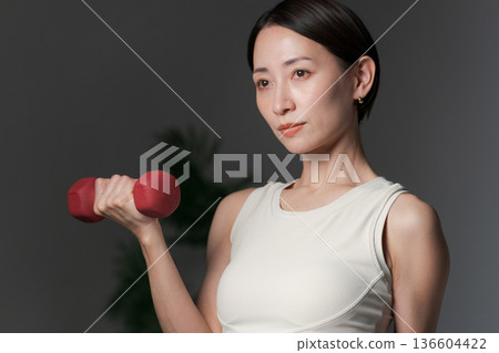 Women who train muscles with dumbbells Women who train muscles with dumbbells 136604422