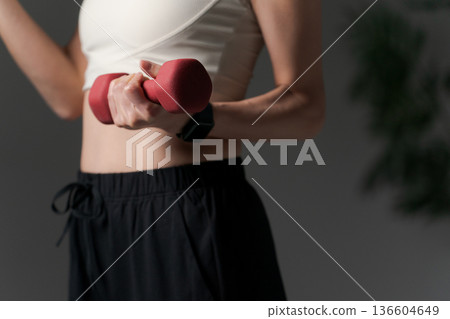 一段女性使用啞鈴進行肌肉訓練的片段 136604649