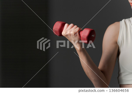 一段女性使用啞鈴進行肌肉訓練的片段 136604656