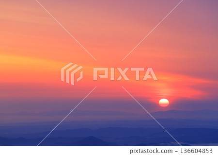 從山上看到的日出 從山上看到的日出 136604853