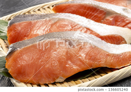 Fresh and delicious salmon fillet Fresh and delicious salmon fillet 136605240