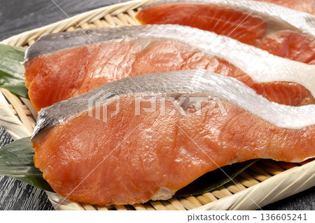 新鮮美味的三文魚片 136605241