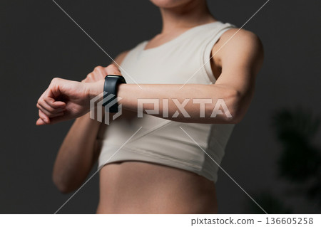 一位身穿運動服的女士正在看智慧手錶 136605258