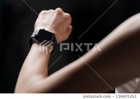 一位身穿運動服的女士正在看智慧手錶 136605261