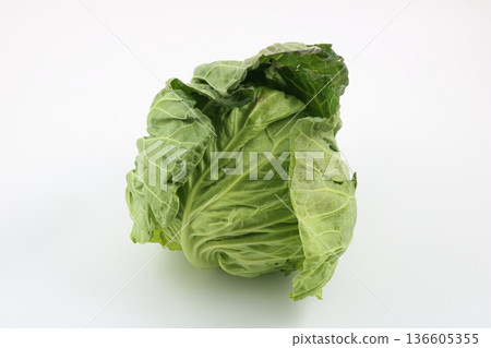 富含維生素的新鮮春季捲心菜照片 136605355