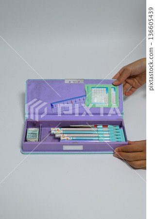 小學生使用的鉛筆盒和文具的鳥瞰圖 小學生使用的鉛筆盒和文具的鳥瞰圖 136605439