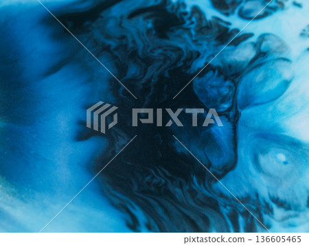 Ink flow defocused. Watercolor drop. Black wave pigment spill on blue liquid background. Dark dye abstract dissolving in art color emulsion. 136605465