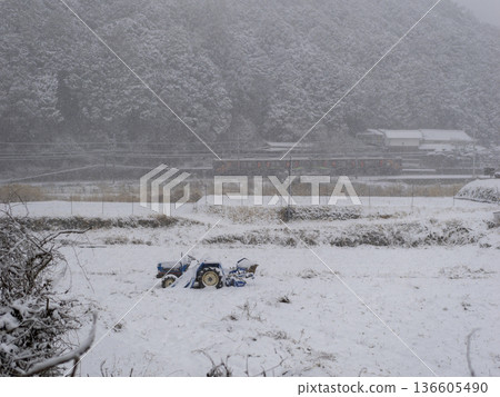 白雪皚皚的田野和鐵路景色 136605490