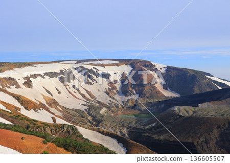 山坡上仍殘留著積雪 山坡上仍殘留著積雪 136605507