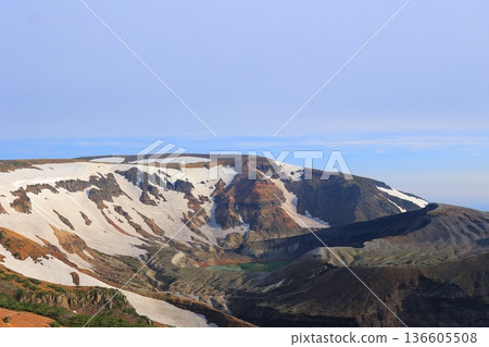 山坡上仍殘留著積雪 136605508