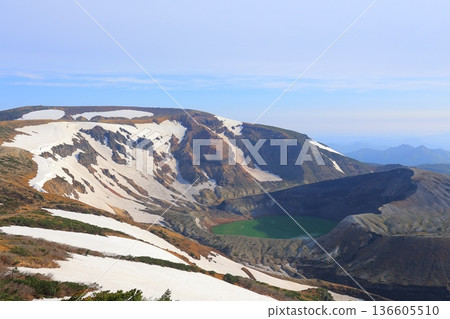 山坡上仍殘留著積雪 136605510
