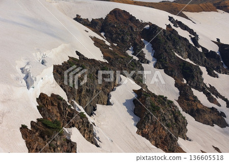 山坡上仍殘留著積雪 136605518