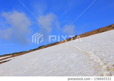 山坡上仍殘留著積雪 山坡上仍殘留著積雪 136605531