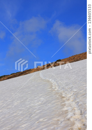 山坡上仍殘留著積雪 136605533