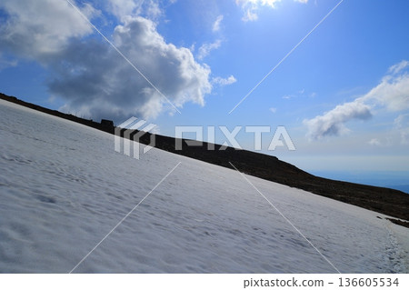 山坡上仍殘留著積雪 136605534