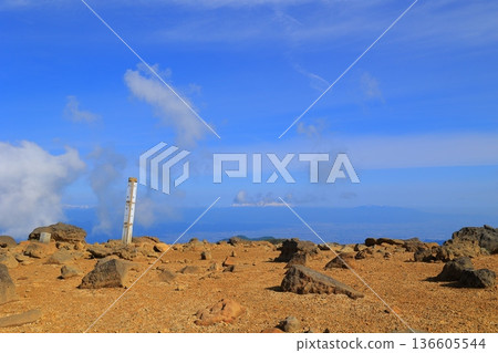 山坡上仍殘留著積雪 136605544