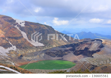 山坡上仍殘留著積雪 山坡上仍殘留著積雪 136605561