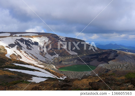 山坡上仍殘留著積雪 山坡上仍殘留著積雪 136605563