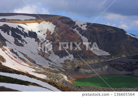 山坡上仍殘留著積雪 山坡上仍殘留著積雪 136605564