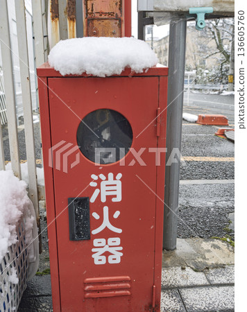 街角一個被厚厚積雪覆蓋的紅色滅火器 街角一個被厚厚積雪覆蓋的紅色滅火器 136605760