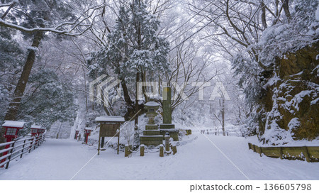 高尾山男丘與女丘的雪景 136605798