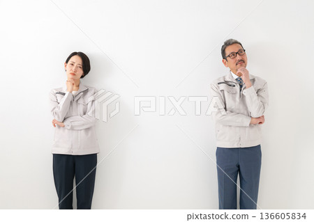 穿著思考工作服的男男女女 穿著思考工作服的男男女女 136605834