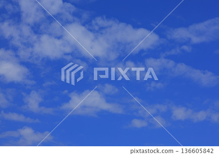 漂浮在藍天上的雲彩 漂浮在藍天上的雲彩 136605842