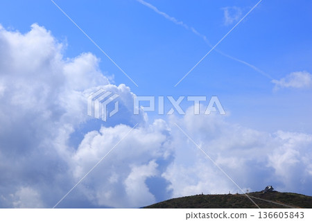 漂浮在藍天上的雲彩 漂浮在藍天上的雲彩 136605843