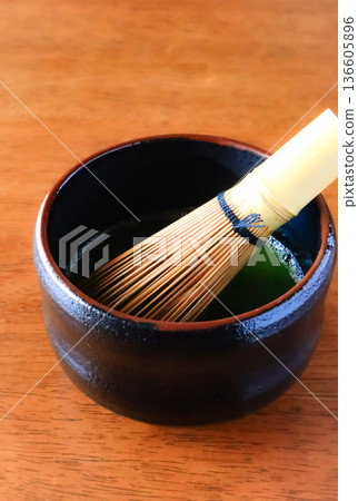 抹茶、茶筅和茶杯 136605896