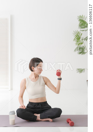 婦女在啞鈴訓練 婦女在啞鈴訓練 136606117