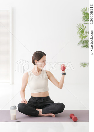 Women training on dumbbells 136606118