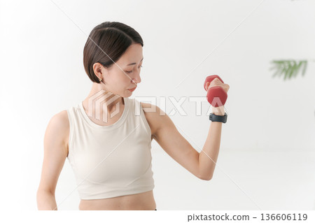 婦女在啞鈴訓練 136606119