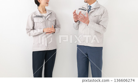 穿著工作服的男女正在交談 136606274