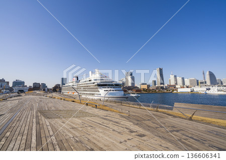 飛鳥III號停泊在橫濱大棧橋碼頭 136606341